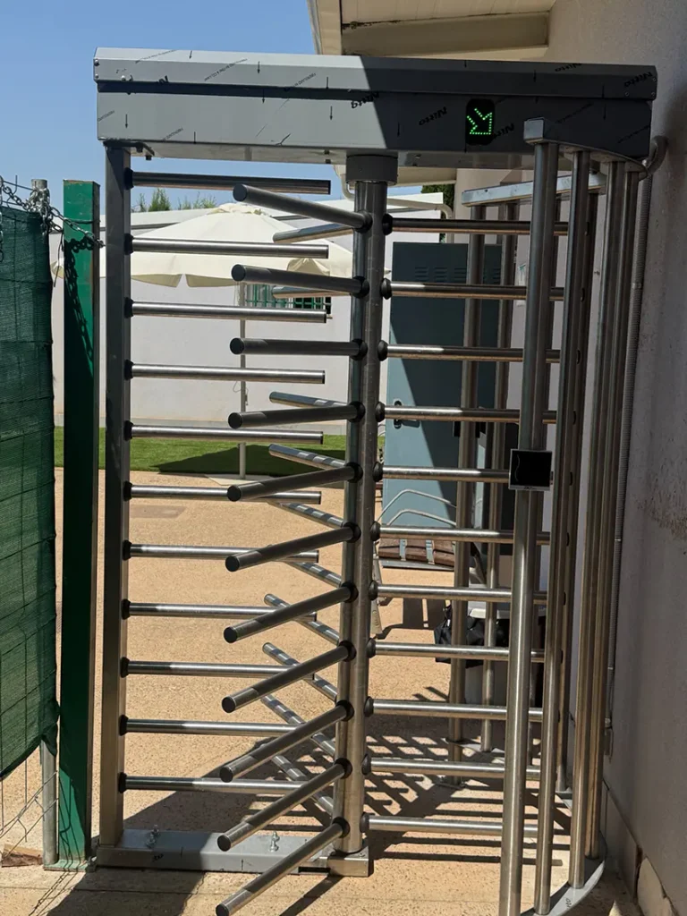 Torno de control de acceso en piscina