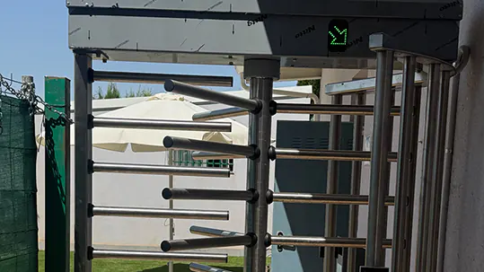 Torno de control de acceso en piscina